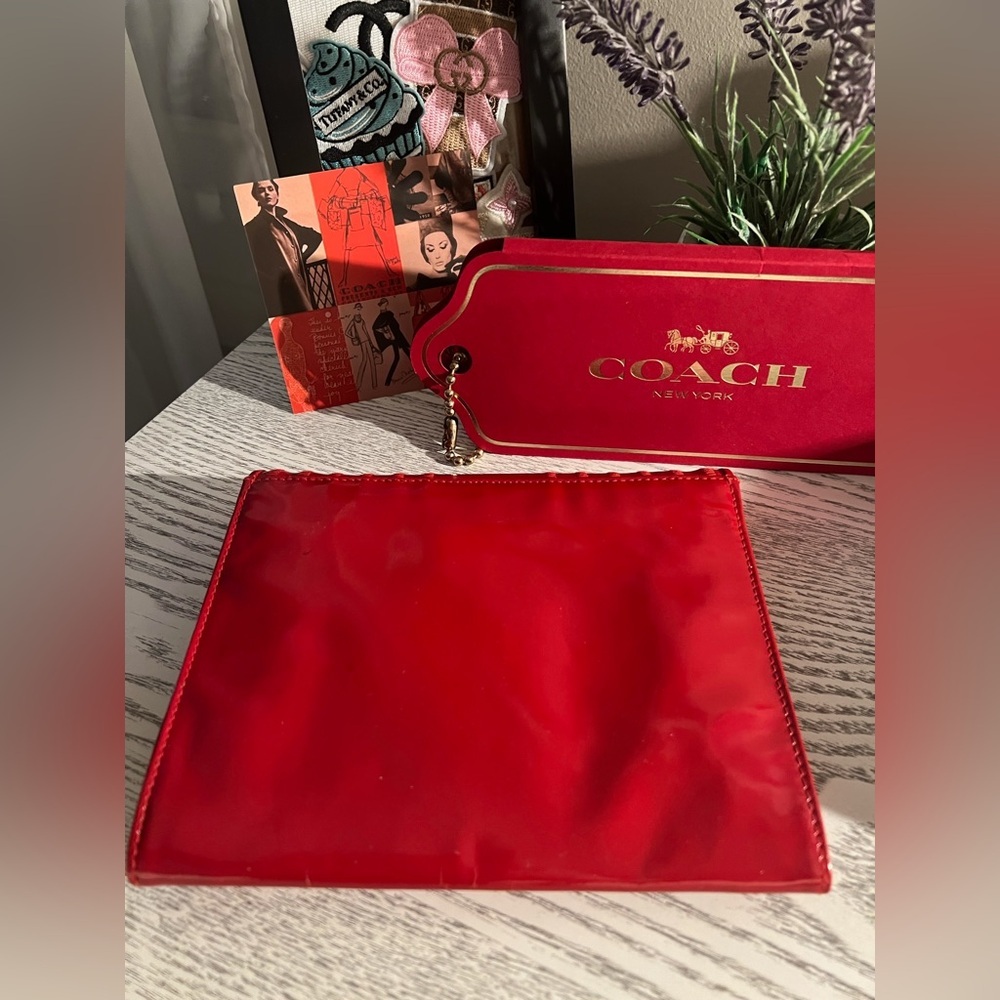 NWOT Fendi Vintage Red Embossed Logo Leather Crossbody Bag w/Cert Card - Picture 4 of 15